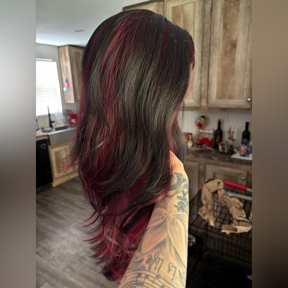 Red and black wig - Picture 3 of 4